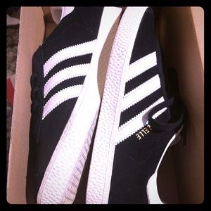 Adidas gazelle size 4Y.